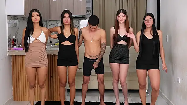 Petiteess online show from December 3, 1:24 pm