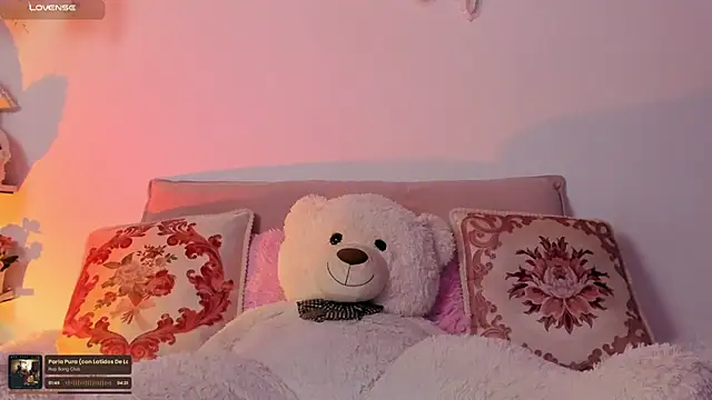 Snapshot of julieta_cooper20 chatting on October 4, 5:57 am julieta cooper20 online show from October 4, 5:57 am