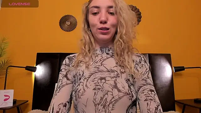 Snapshot of Jessie_Curlyy chatting on September 19, 2:21 am Jessie Curlyy online show from September 19, 2:21 am
