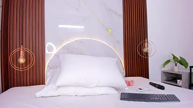 lucianasmith  online show from March 12, 10:45 pm