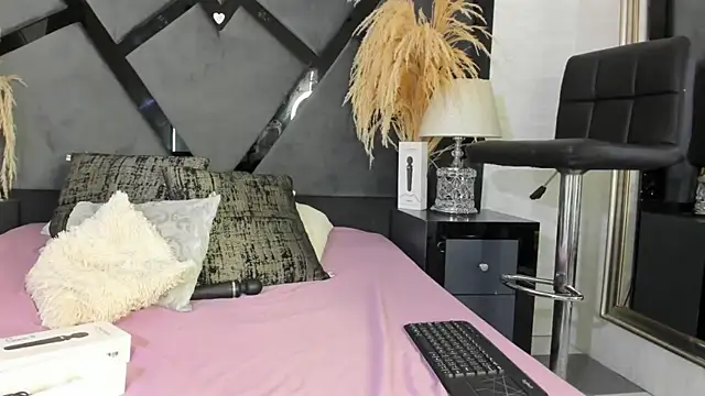 CamilaJohnston online show from March 18, 9:09 pm