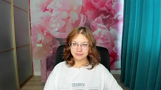 Snapshot of AngelinaLow chatting on October 20, 11:24 am AngelinaLow online show from October 20, 11:24 am