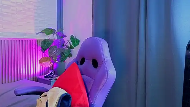 TiffanyWalk online show from February 27, 2:06 pm