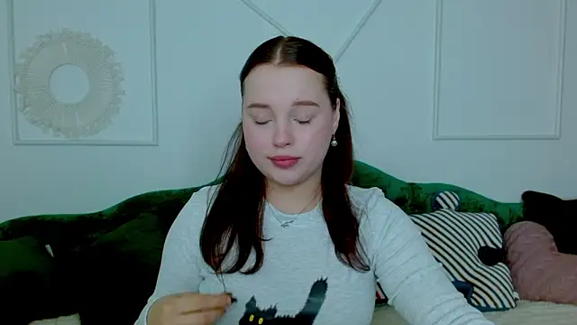 Snapshot of Cute_kitty- chatting on October 16, 8:11 pm Cute kitty- online show from October 16, 8:11 pm