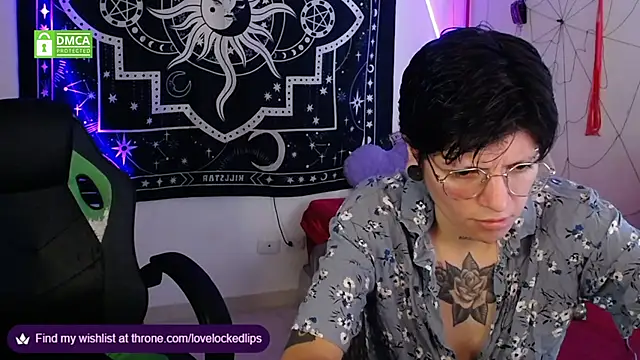 Snapshot of lovelockedlips chatting on October 19, 8:00 pm lovelockedlips online show from October 19, 8:00 pm