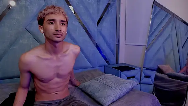 LauryAndNarem69 online show from December 23, 10:30 am