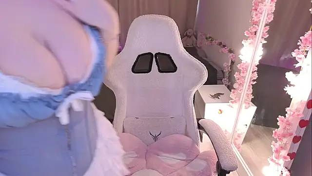 Betty  Davvis online show from April 3, 1:31 pm