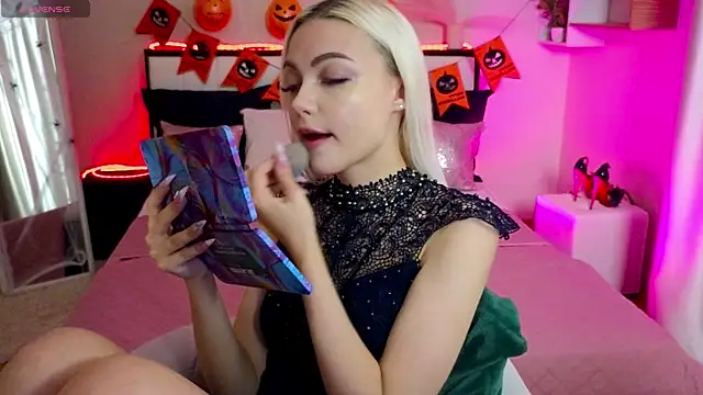 LinaLirian online show from October 28, 1:50 pm