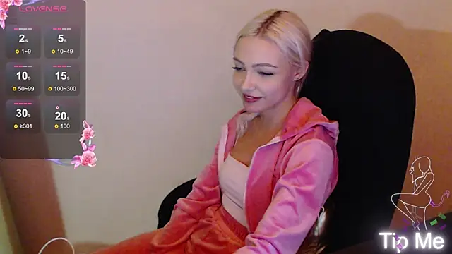 Snapshot of LinaLirian chatting on October 9, 10:47 pm LinaLirian online show from October 9, 10:47 pm