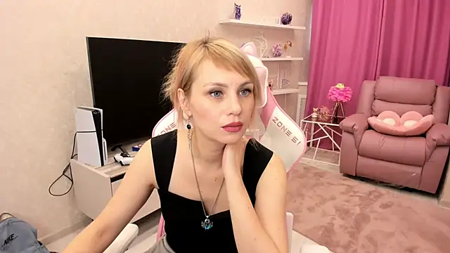 Snapshot of LindaSandy_1 chatting on October 21, 9:24 am LindaSandy 1 online show from October 21, 9:24 am