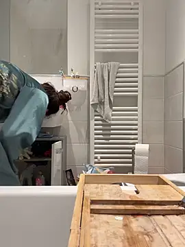 elleblackmagpie online show from October 13, 9:23 am