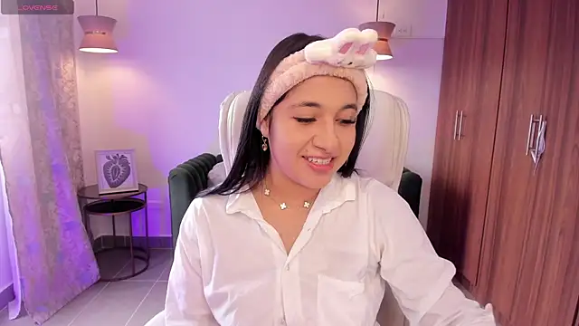 DANDARA THOM online show from October 3, 7:30 pm