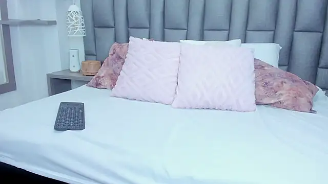 ZoeKrug online show from February 18, 12:37 pm