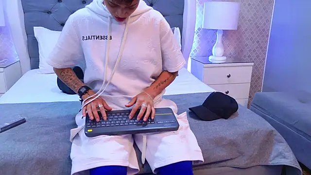 ZoeKrug online show from November 28, 8:01 pm