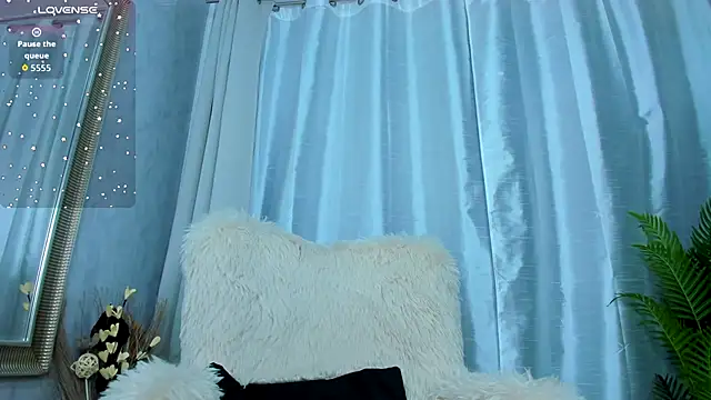 Snapshot of ParissHiltonX chatting on October 10, 4:17 am ParissHiltonX online show from October 10, 4:17 am