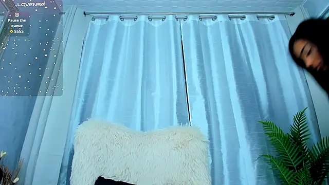 Snapshot of ParissHiltonX chatting on October 9, 3:32 am ParissHiltonX online show from October 9, 3:32 am