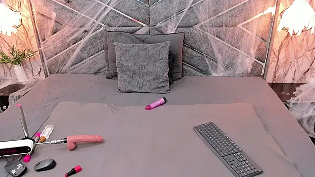 SASHA BROWNIE   online show from October 16, 8:00 pm