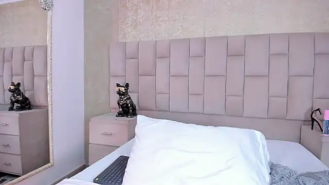 cloesummerr  online show from October 4, 3:05 pm