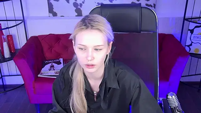 AvaDaviis online show from February 25, 1:31 pm