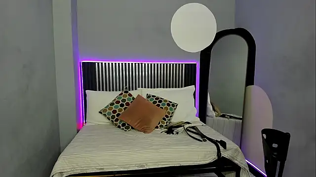 Emilybeltons online show from November 6, 8:04 pm