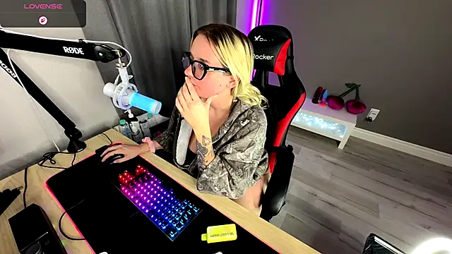 Snapshot of Charlies_world chatting on October 6, 7:07 pm Charlies world online show from October 6, 7:07 pm