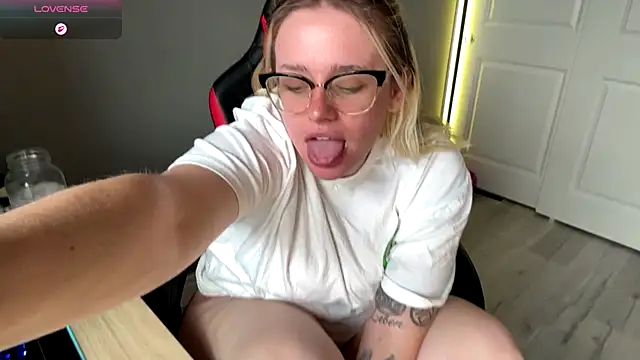 Snapshot of Charlies_world chatting on September 25, 4:28 pm Charlies world online show from September 25, 4:28 pm