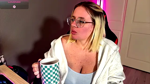 Snapshot of Charlies_world chatting on October 23, 9:43 pm Charlies world online show from October 23, 9:43 pm