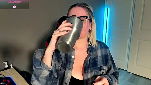 Snapshot of Charlies_world chatting on October 25, 5:20 pm Charlies world online show from October 25, 5:20 pm