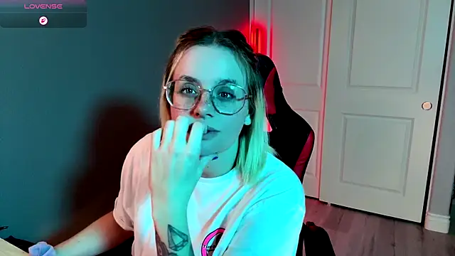 Snapshot of Charlies_world chatting on October 21, 8:13 pm Charlies world online show from October 21, 8:13 pm