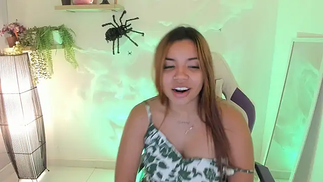 Snapshot of scarlett_enjoy1 chatting on October 6, 2:34 pm scarlett enjoy1 online show from October 6, 2:34 pm