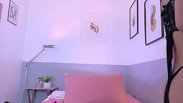 cutepetitee online show from February 3, 7:40 pm