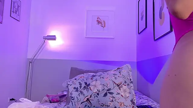 cutepetitee online show from April 14, 7:58 pm