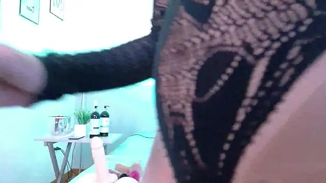 cutepetitee online show from February 18, 7:57 pm