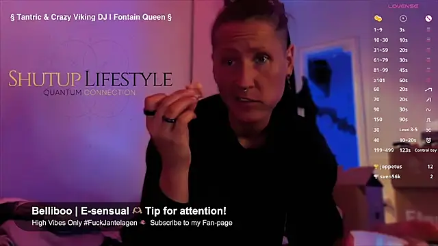 Snapshot of SwingWingWomanSweden chatting on October 10, 8:25 pm SwingWingWomanSweden online show from October 10, 8:25 pm