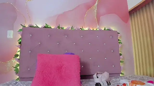 violet taylor  online show from April 10, 6:30 am