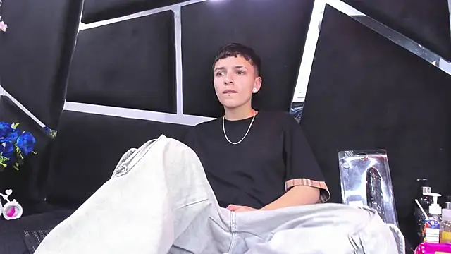 Megan Thompson  online show from December 19, 2:27 am