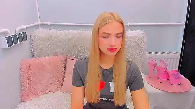 EvetteRose online show from March 30, 8:08 pm