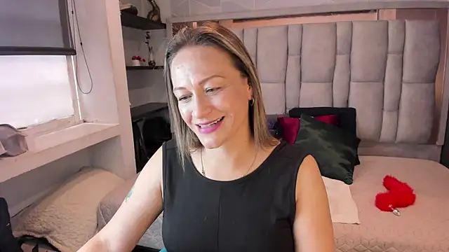 Snapshot of Charlot_milf chatting on October 11, 12:52 pm Charlot milf online show from October 11, 12:52 pm