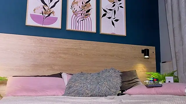 SarahMiler  online show from December 17, 8:57 pm