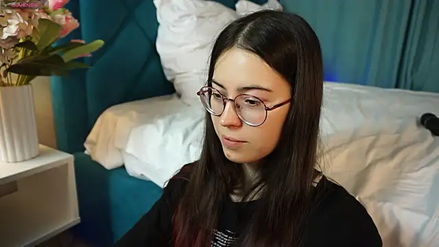 ywixos online show from December 18, 2:33 pm