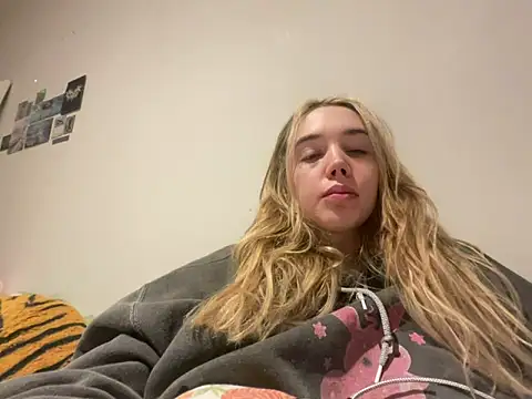 Snapshot of violetcutie chatting on September 20, 9:57 pm violetcutie online show from September 20, 9:57 pm