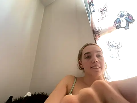 Snapshot of violetcutie chatting on September 17, 2:37 pm violetcutie online show from September 17, 2:37 pm