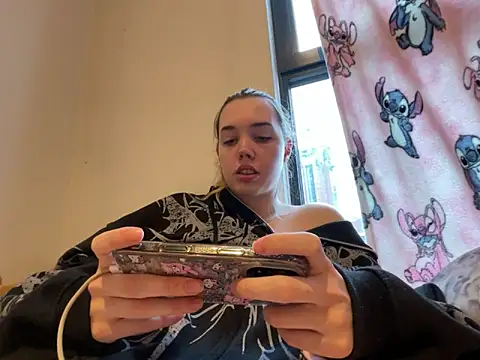 Snapshot of violetcutie chatting on October 10, 7:24 am violetcutie online show from October 10, 7:24 am