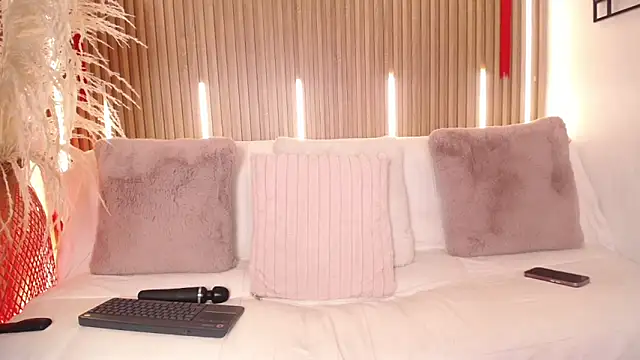 MylaDreams online show from February 14, 3:19 am