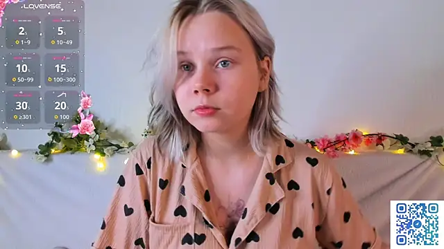 girlllsooft online show from November 7, 1:44 am