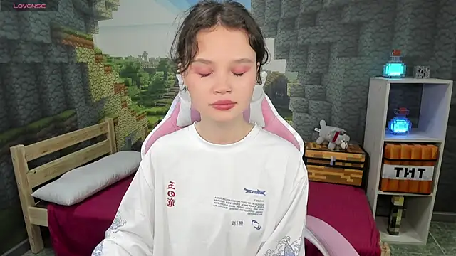 EmilyChaves online show from September 22, 10:52 pm