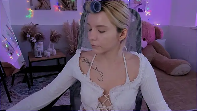 AuroraWrenfield online show from February 5, 7:55 am