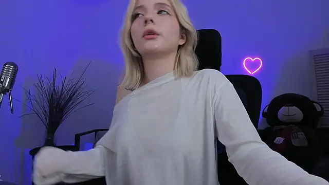 AuroraWrenfield online show from April 1, 4:57 am