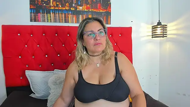 carolinacrus01 online show from February 14, 3:25 pm