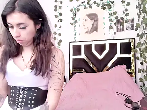 lucywhite13 online show from November 6, 6:25 pm